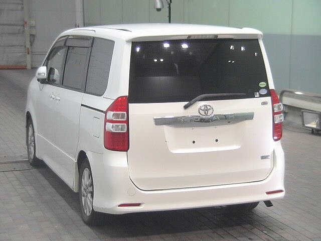 TOYOTA NOAH 2012