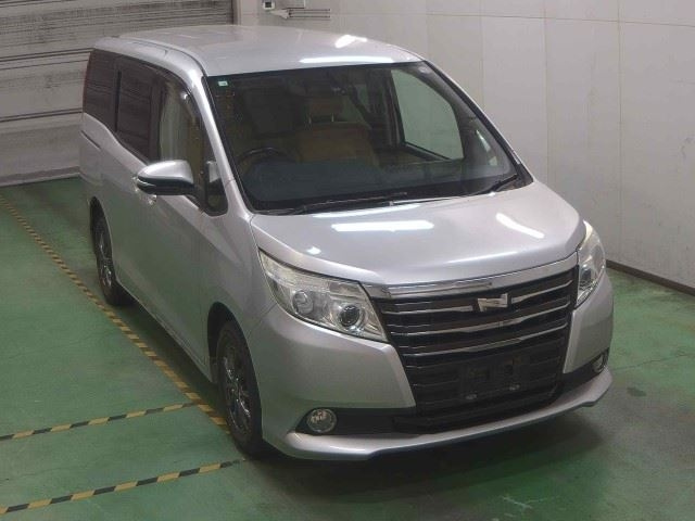 TOYOTA NOAH 2014