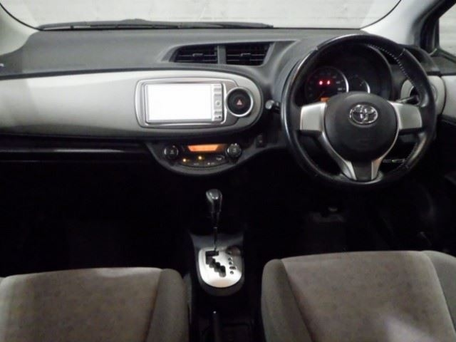 TOYOTA VITZ 2011