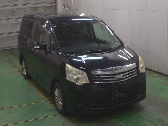 TOYOTA NOAH 2011