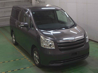 TOYOTA NOAH 2010