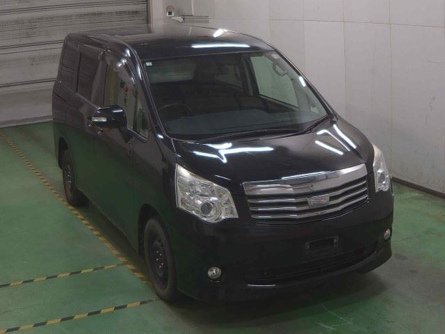 TOYOTA NOAH 2012