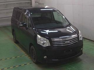 TOYOTA NOAH 2012