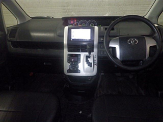 TOYOTA NOAH 2011