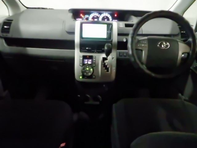 TOYOTA NOAH 2010
