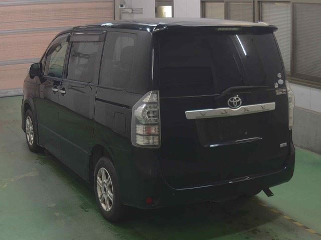 TOYOTA VOXY 2010