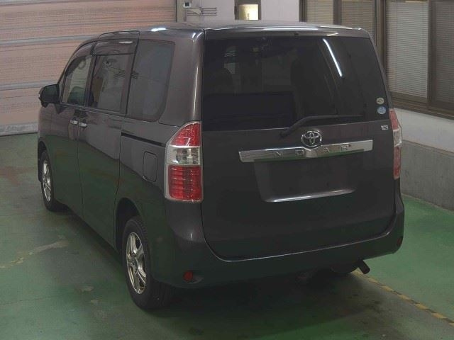 TOYOTA NOAH 2010