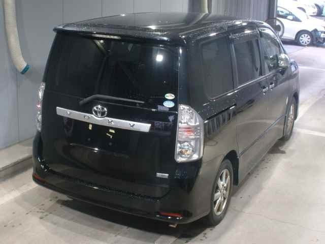 TOYOTA VOXY 2010