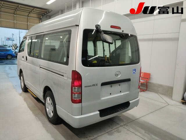 TOYOTA REGIUS ACE VAN 2010