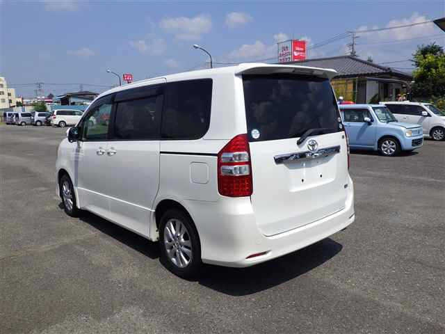 TOYOTA NOAH 2011