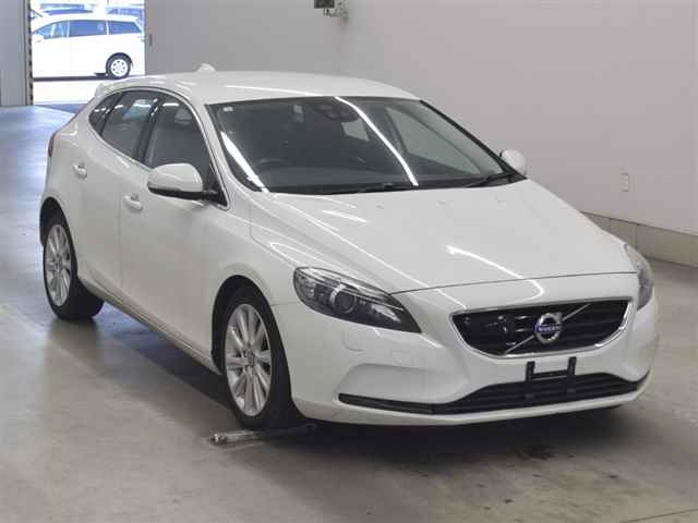 VOLVO V40 2015