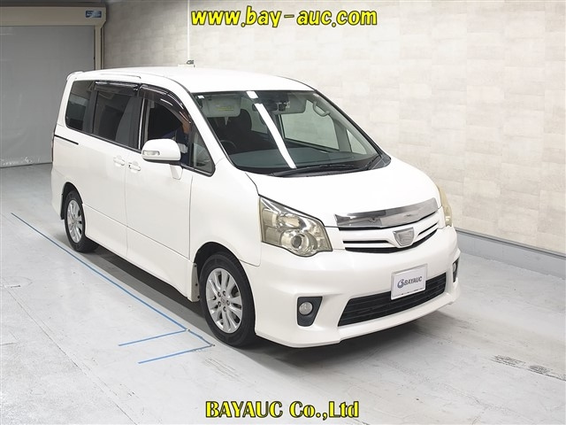 TOYOTA NOAH 2010