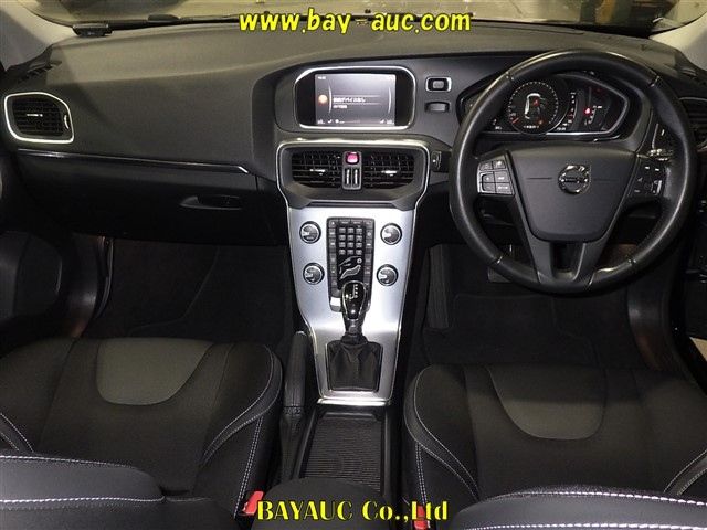 VOLVO V40 2020