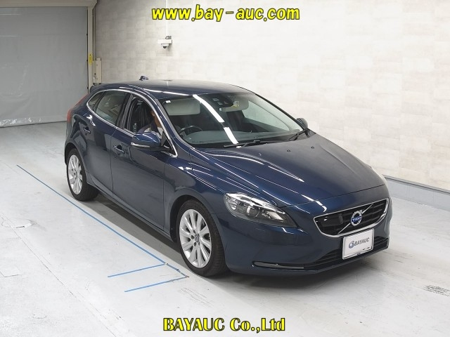 VOLVO V40 2015