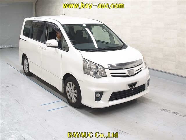 TOYOTA NOAH 2013