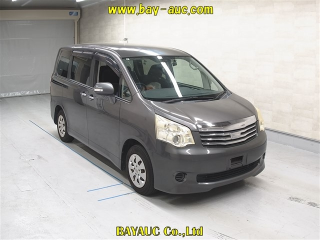TOYOTA NOAH 2011