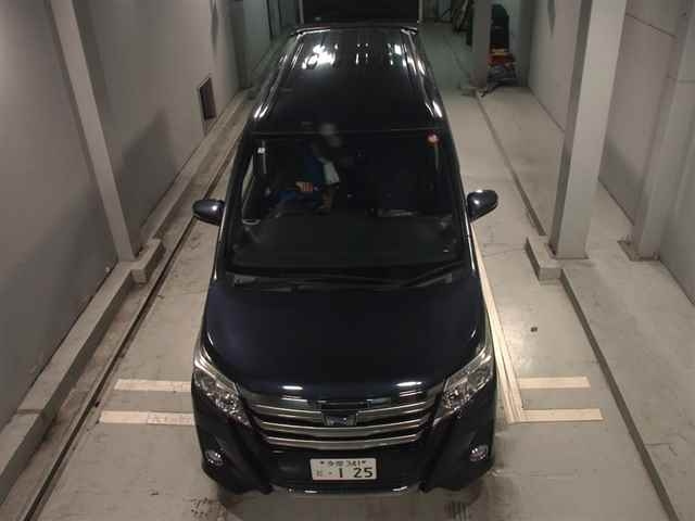 TOYOTA NOAH 2016