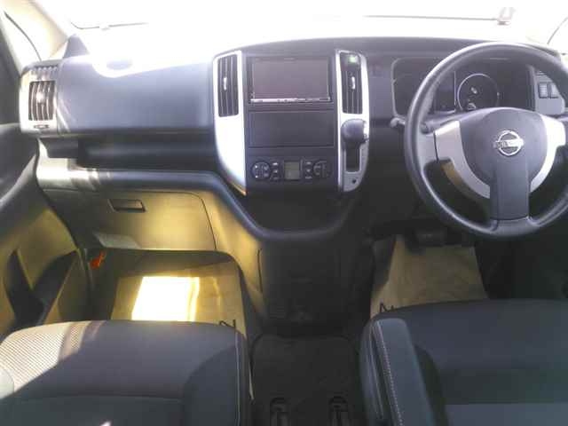 NISSAN SERENA 2010