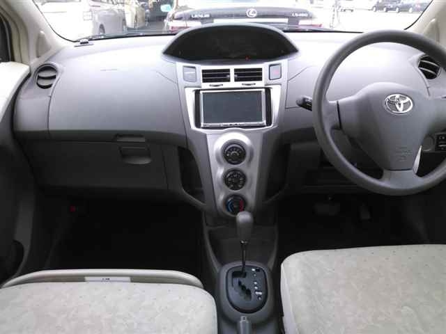 TOYOTA VITZ 2011