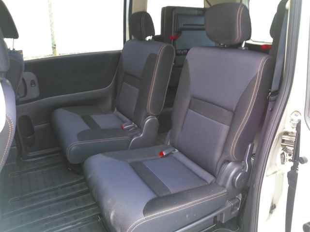 NISSAN SERENA 2010