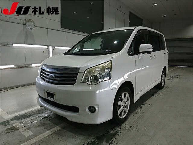TOYOTA NOAH 2011