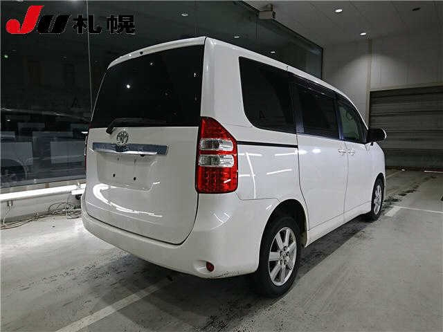 TOYOTA NOAH 2011