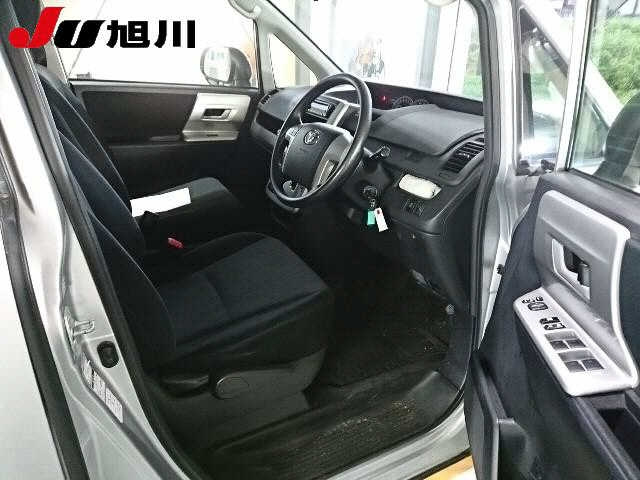 TOYOTA VOXY 2012