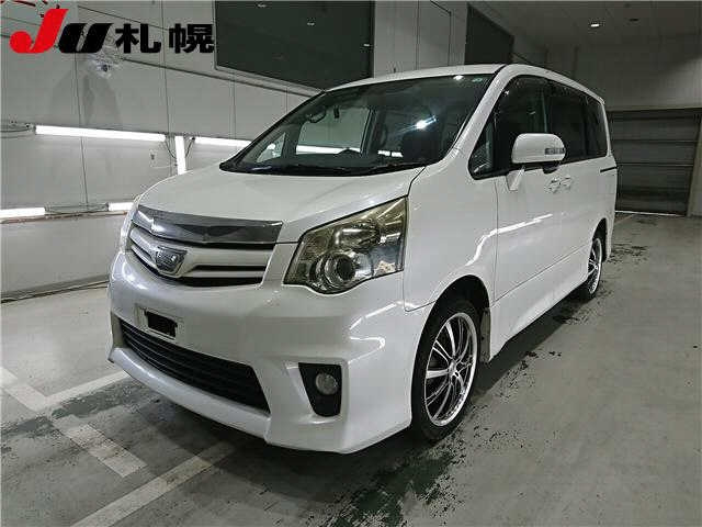TOYOTA NOAH 2010