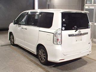 TOYOTA VOXY 2013
