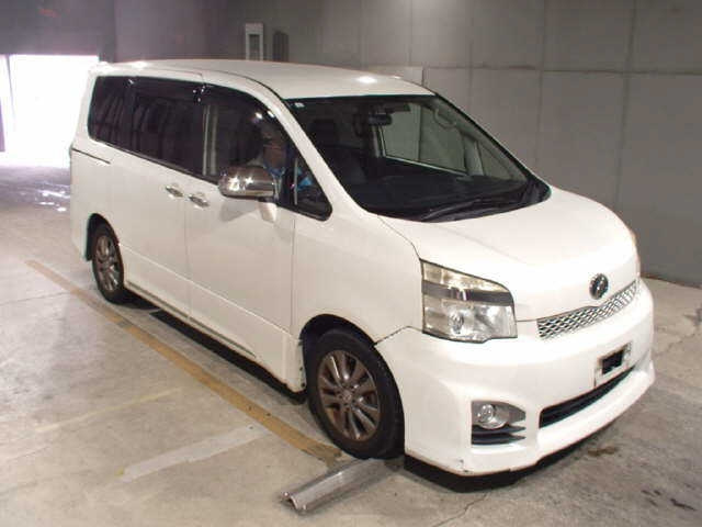TOYOTA VOXY 2013