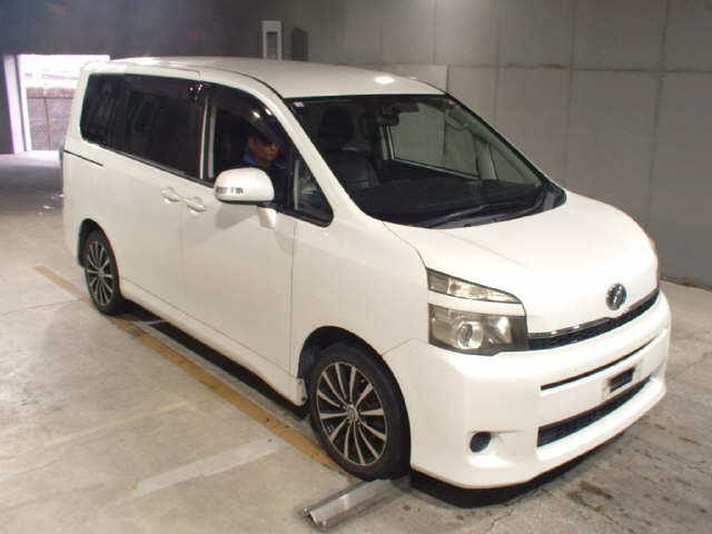 TOYOTA VOXY 2010