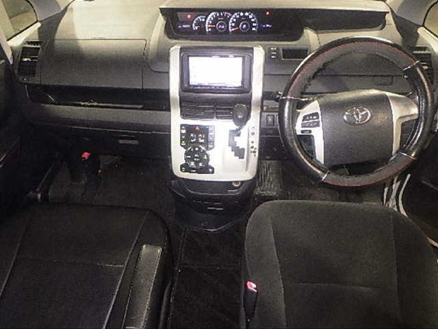 TOYOTA VOXY 2010