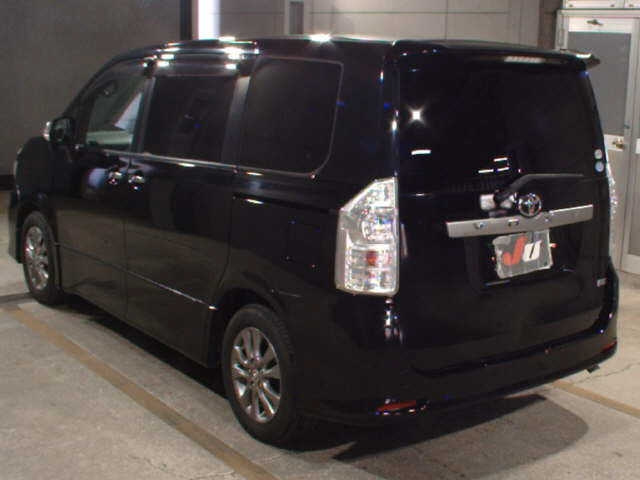 TOYOTA VOXY 2011