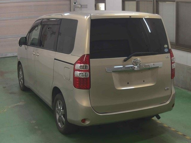 TOYOTA NOAH 2011