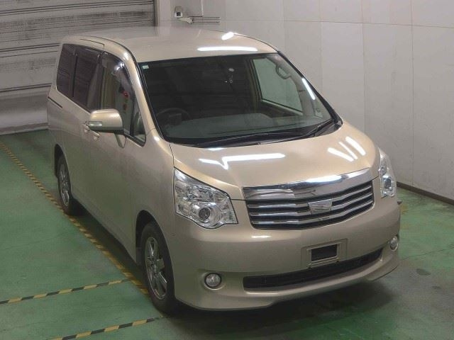 TOYOTA NOAH 2011