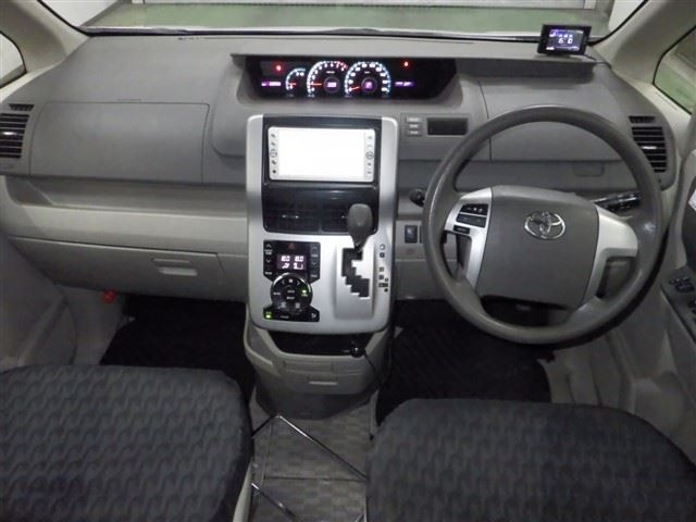 TOYOTA NOAH 2011