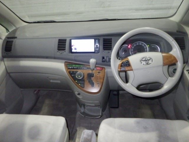 TOYOTA ISIS 2011