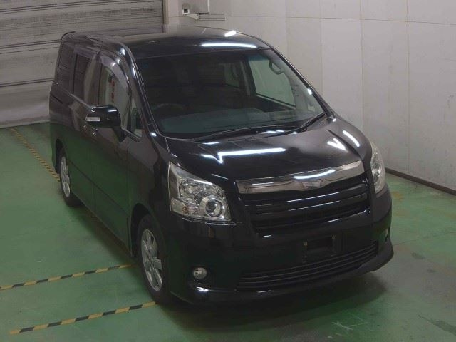 TOYOTA NOAH 2008