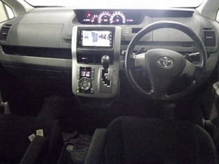 TOYOTA VOXY 2009