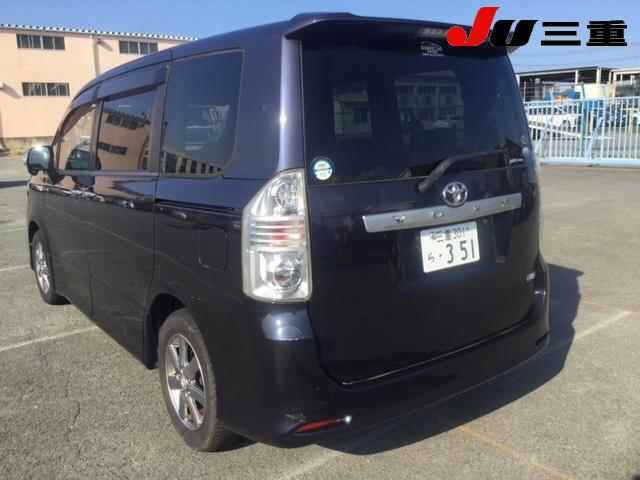 TOYOTA VOXY 2009