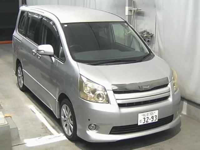 TOYOTA NOAH 2008