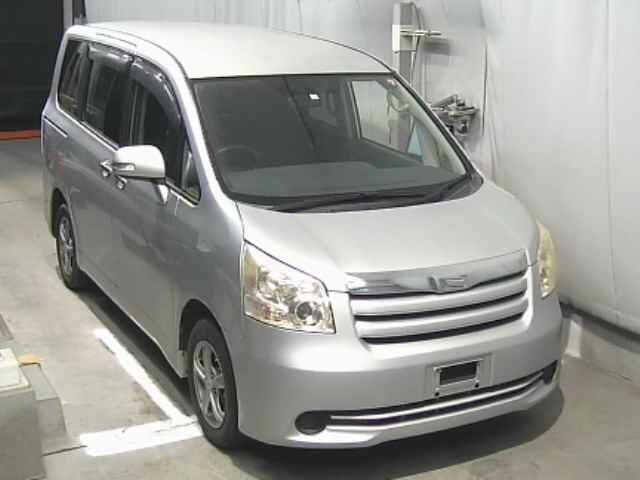 TOYOTA NOAH 2010