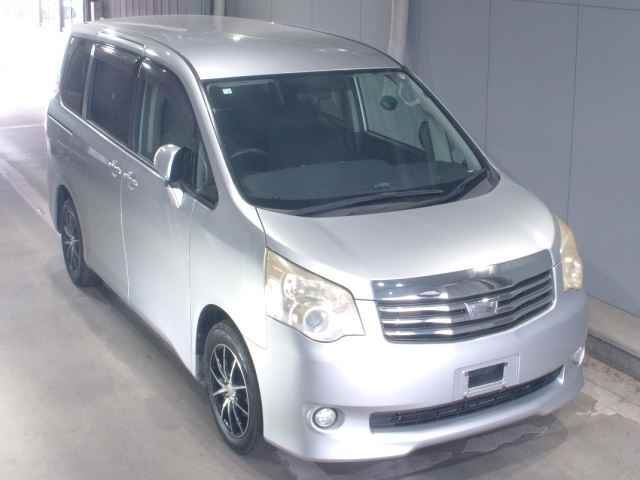 TOYOTA NOAH 2010