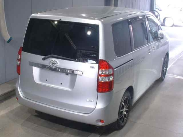 TOYOTA NOAH 2010