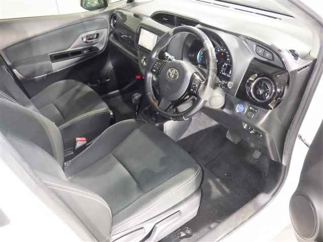 TOYOTA VITZ 2017