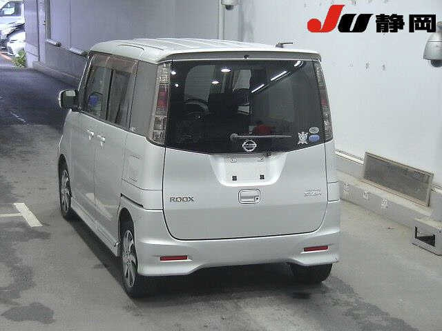 NISSAN ROOX 2011