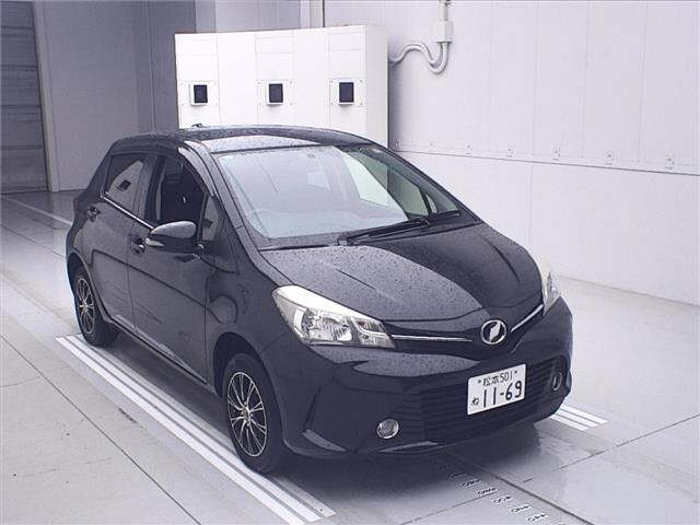 TOYOTA VITZ 2015