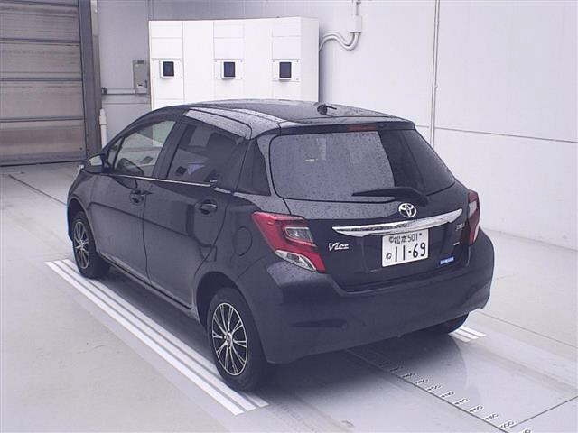 TOYOTA VITZ 2015