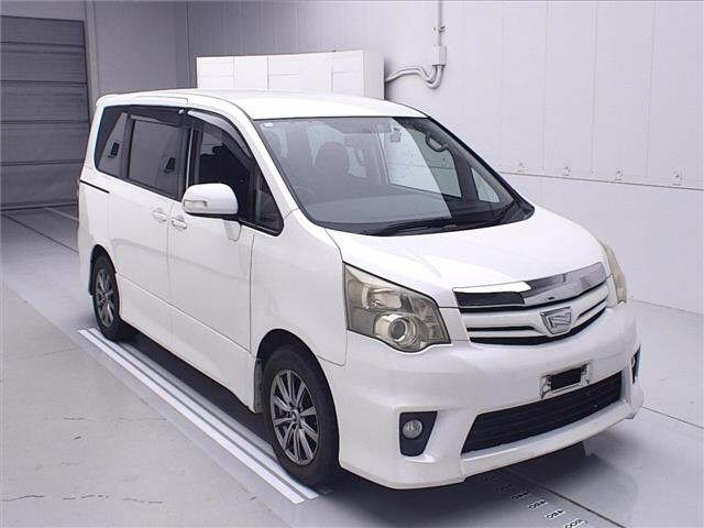 TOYOTA NOAH 2010