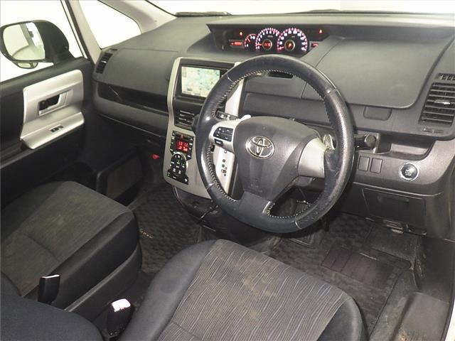 TOYOTA NOAH 2010